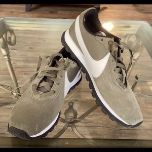 Nike Vintage Internationalist  (Olive/Army Green)